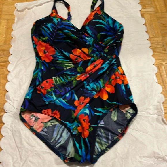 Miraclesuit - Picture 1 of 10